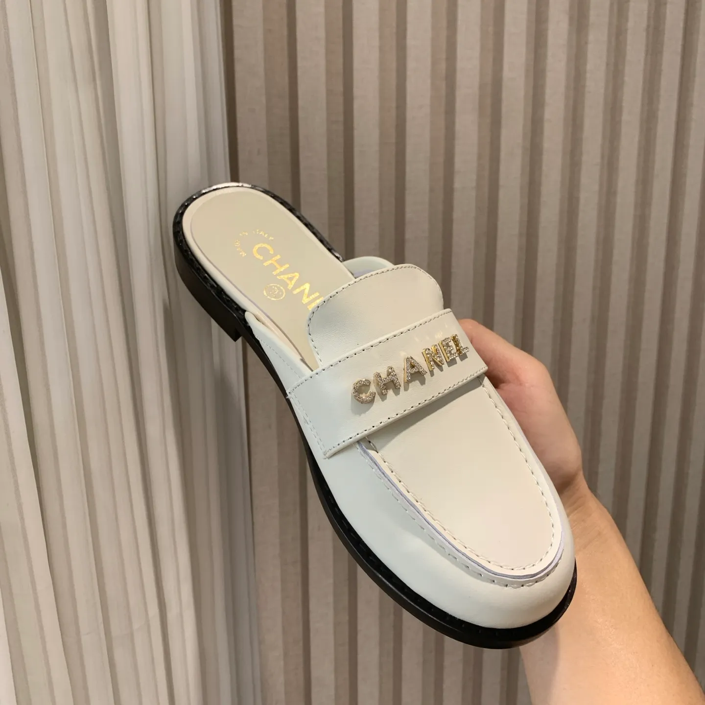 👟👟Ex-factory price 600👟👟 🍀2025 spring and summer new Chanel Chanel small diamond buckle monogram Loaf lazy half-slippers, which can be worn all year round. No matter when you wear them, they are very high-end and durable. You can attract attention when shopping on the street! Easily travel between commuting and leisure occasions, becoming a carefree fashionable and elegant woman ~ Upper: cowhide/butter Lining: lambskin Sole: Italian genuine leather outsole Size: 35-39 (40/41 customized, non-refundable and non-exchangeable